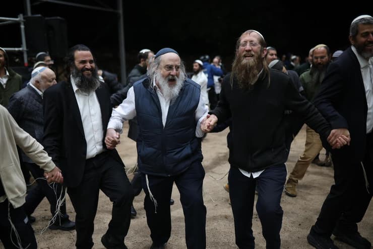 רוקדים בהדלקה של הציונות הדתית (צילום: טל שחר) רוקדים בהדלקה של הציונות הדתית במירון