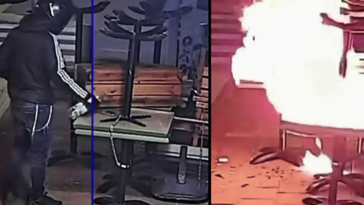 תיעוד ההצתה הראשונה (צילום: סעיף 27א') אלמוני מצית ריהוט חוץ של בית קפה ברמת גן