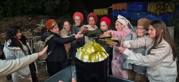 אימהות של פצועים מהמלחמה שהגיעו למירון, לצד דיצה אור (צילום: שילה פריד) אימהות של פצועים מהמלחמה שהגיעו למירון מבית החולים רמב"ם, לצד דיצה אור