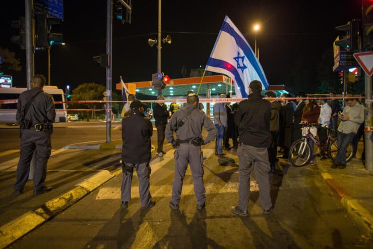 שוטרים בזירת ניסיון ההתנקשות ביהודה גליק, 2014