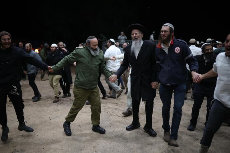 רוקדים בהדלקה של הציונות הדתית במירון (צילום: טל שחר) רוקדים בהדלקה של הציונות הדתית במירון