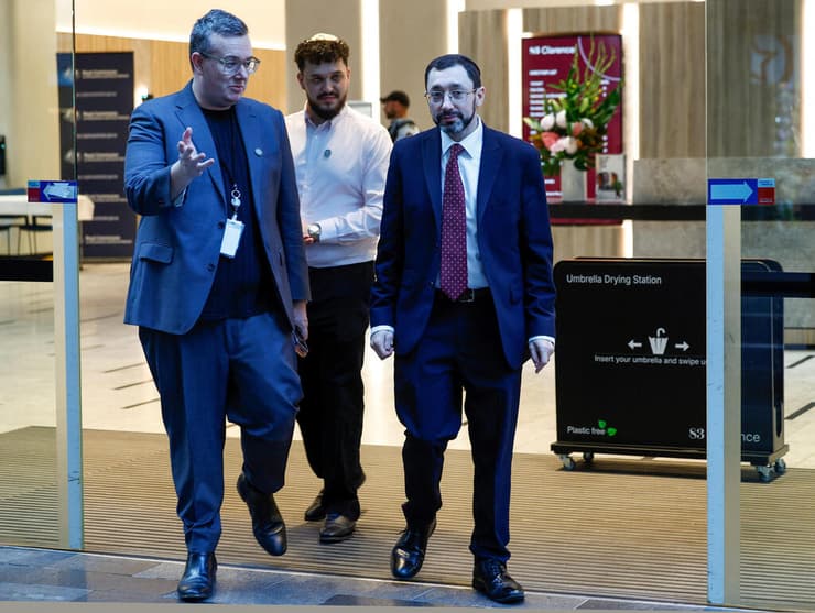 הרב ד״ר בנג'מין אלטון בצאתו מהוועדה