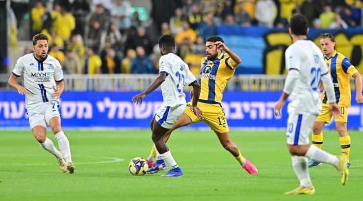 רז שלמה מנסה לחטוף