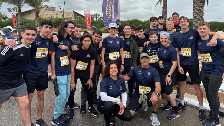 תלמידי כיתת מצוינות מישיבת "אמית עמיחי", במרתון הריצה לזכרם של הבוגרים שנפלו במלחמה     