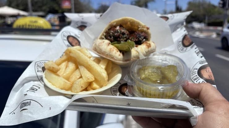 הקבב הנמס, בין כל התוספות