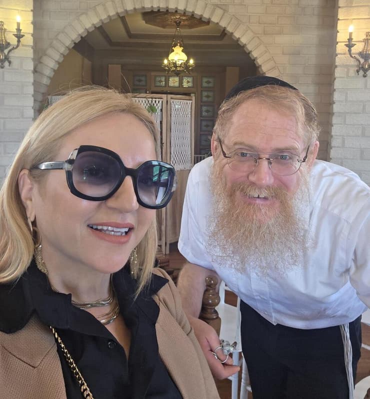 אילת מאמו שי עם הרב הראשי של אלבניה יואל קפלן (צילום: אילת מאמו שי) אילת מאמו שי עם הרב הראשי של אלבניה יואל קפלן