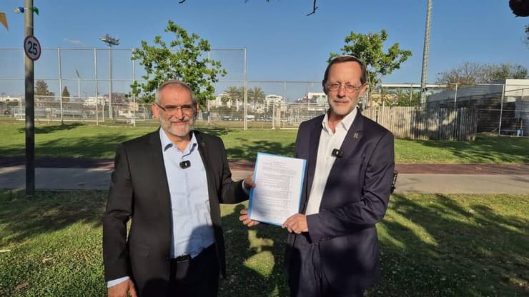 ד"ר מיכאל בן ארי  יו"ר מפלגת "זהות" משה פייגלין