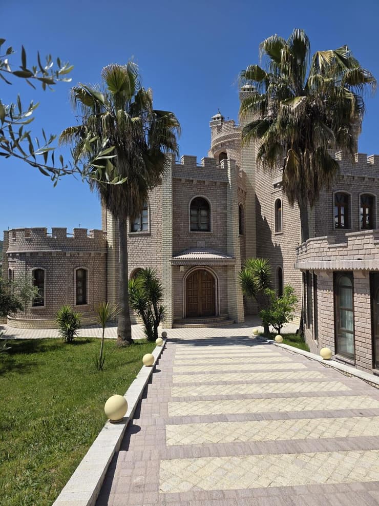 בית כנסת שנראה כמו מבצר