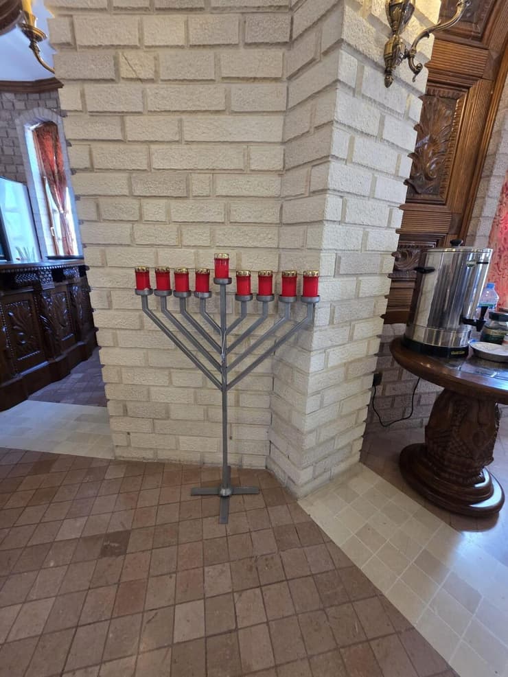 חנוכייה בבית הכנסת