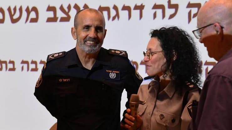 מפכ"ל המשטרה דני לוי יחד עם הקצינה רותי האוסליך