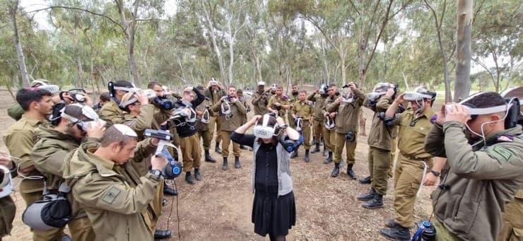 חרדים צופים בסרטים באמצעות מציאות מדומה