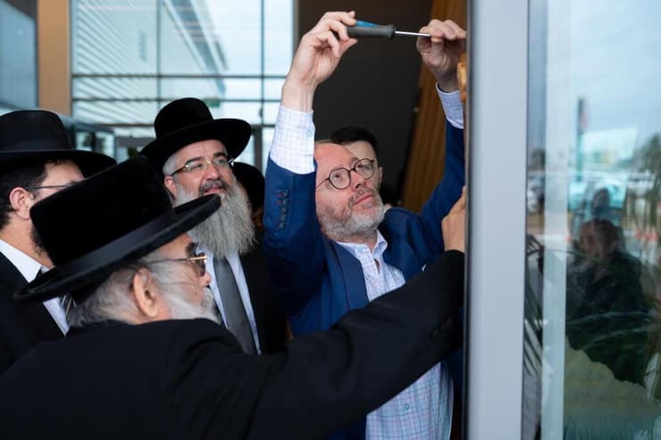 קביעת מזוזה במפעל המזון הכשר החדש