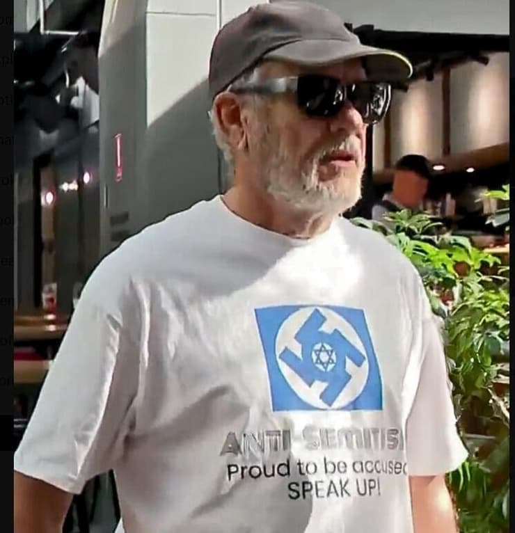 איאן מינוס והחולצה עם צלב הקרס