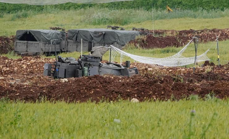 משוריינים צבאיים בצפון מכוסים ברשת להגנה מרחפני חיזבאללה