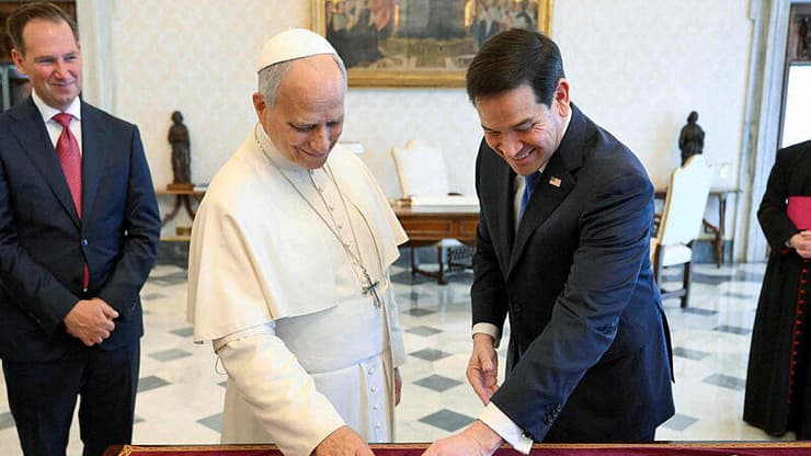 מרקו רוביו והאפיפיור ליאו ה-14 (צילום: VATICAN MEDIA / AFP) מרקו רוביו והאפיפיור ליאו ה-14