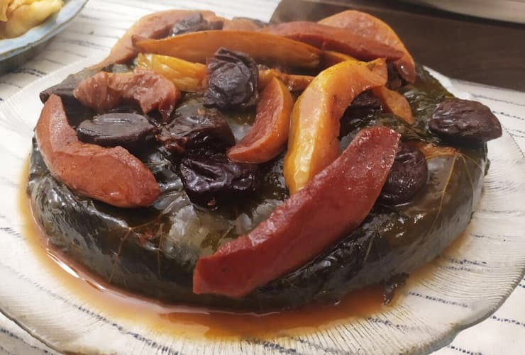 עוגת עלי גפן וחבושים (צילום: מאמא רחל) עוגת עלי גפן וחבושים