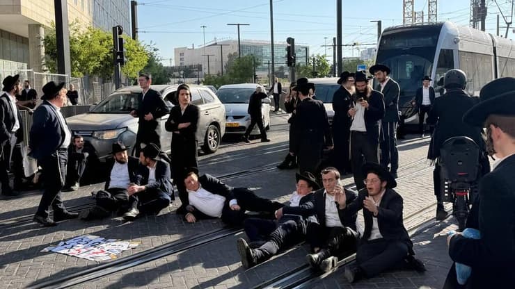 חרדים קיצונים חוסמים את צומת שרי ישראל- יפו בירושלים