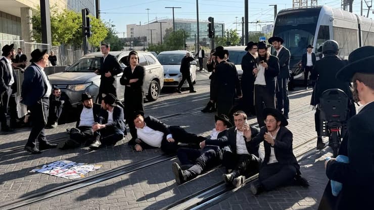 חרדים קיצונים חוסמים את צומת שרי ישראל- יפו בירושלים