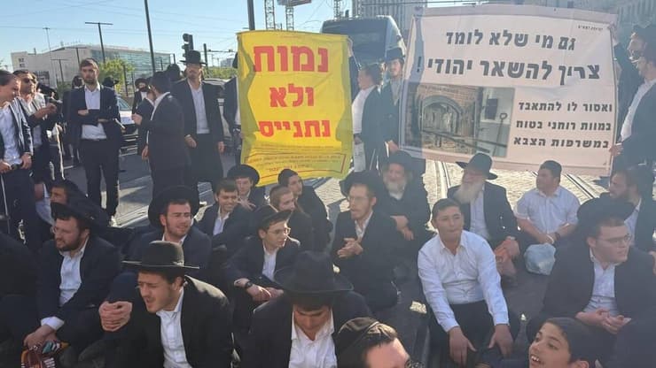 חרדים קיצונים חוסמים את צומת שרי ישראל- יפו בירושלים