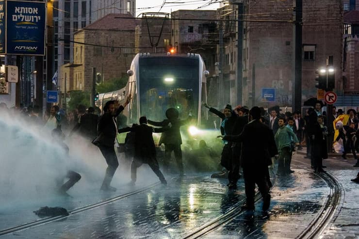 מפגינים חרדים חוסמים את הרכבת הקלה בירושלים (צילום: שלו שלום) מפגינים בכניסה לירושלים