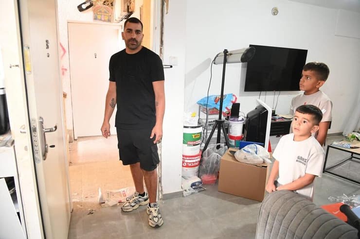 דוד אביטן עם שניים מילדיו (צילום: הרצל יוסף ) משפחת אביטן שפונתה מדימונה לים המלח לאחר שטיל איראני פגע בביתם