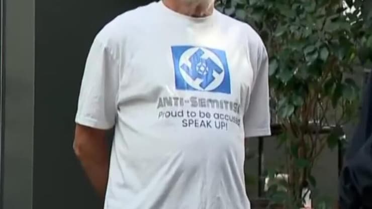 איאן מינוס טען שהוא לובש את החולצה כל הזמן