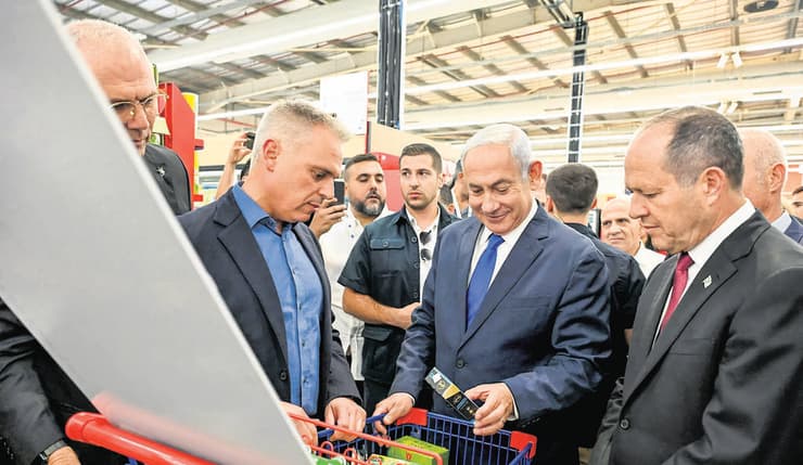 ראש הממשלה בנימין נתניהו ושר הכלכלה ניר ברקת ביום ההשקה של קרפור בישראל
