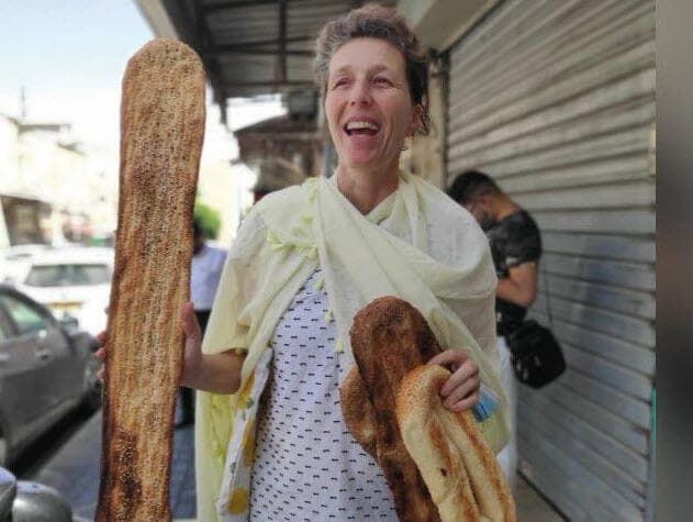 לילך רובין והבייגלה (צילום: מיכל שלאור) לילך רובין והבייגלה
