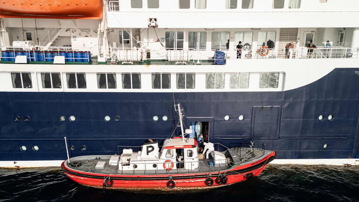 הורדת חולים מהספינה MV Hondius שבה חולים מתו מנגיף הנטה
