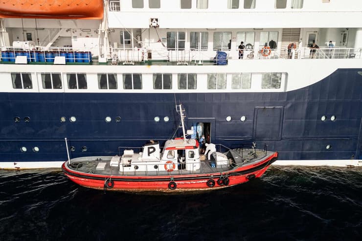 הורדת חולים מהספינה MV Hondius שבה חולים מתו מנגיף הנטה