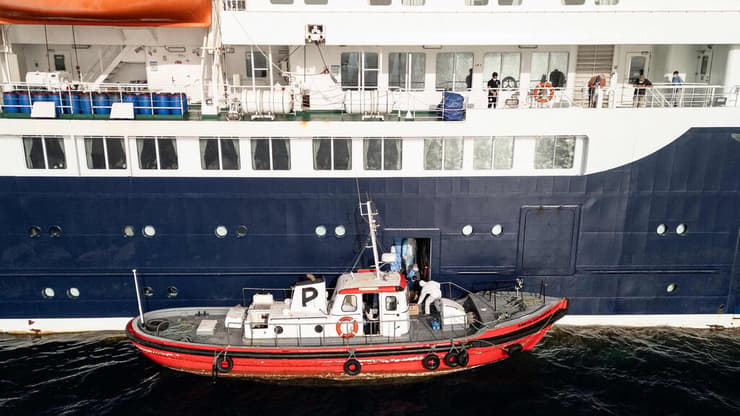 הורדת חולים מהספינה MV Hondius שבה חולים מתו מנגיף הנטה