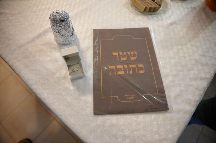 ללא תיעוד והחבאת מסמכים. מפשיטת המשטרה על חתונת נערה ביבנאל (צילום: דוברות המשטרה) המשטרה פשטה על חתונת קטינים ביבנאל
