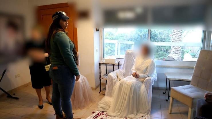 כלה קטינה שצולמה בעת פשיטת משטרה על הקהילה ביבנאל. לרוב אין חקירה (צילום: דוברות המשטרה) המשטרה פשטה על חתונת קטינים ביבנאל