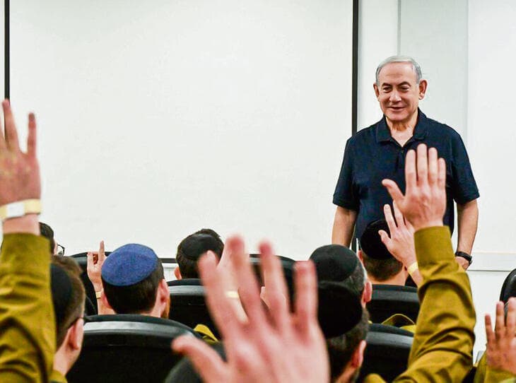 נתניהו עם מתגייסים חרדים. חושש שהעברת החוק תעלה לו בבחירות | צילום: איתי בית און, לע"מ