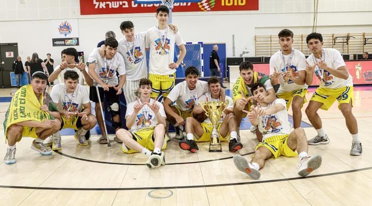 שחקני הנוער של מכבי תל אביב חוגגים זכייה בגביע