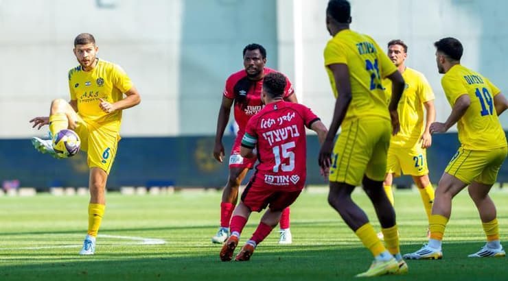 שי אייזן מנסה למסור לחבר לקבוצה