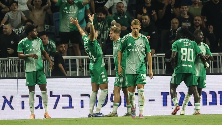 שחקני מכבי חיפה חוגגים