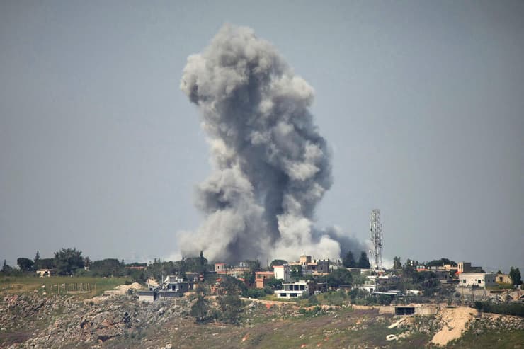 תקיפות צה"ל בלבנון. המסוקים יורים מעל לראשם של תושבי מרגליות (צילום: AFP) תקיפות בלבנון
