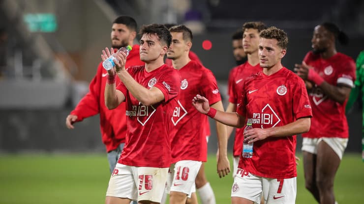 קורין, לוזיו ושחקני הפועל ת"א מחייכים לאחר השריקה האחרונה (צילום: עוז מועלם) שחקני הפועל ת"א חוגגים