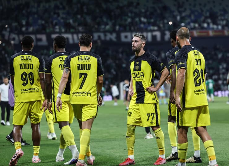 שחקני בית"ר ירושלים מאוכזבים בסיום (צילום: גיל נחושתן) שחקני בית"ר ירושלים מאוכזבים