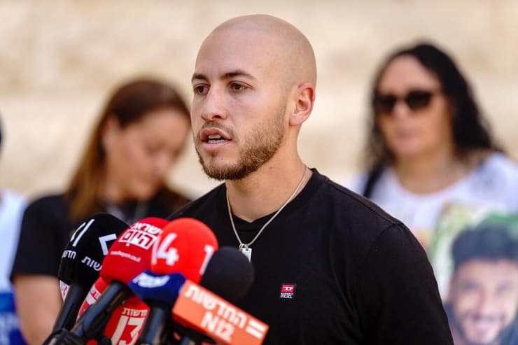 "ראיתי את איתן כלוחם בתפקיד חטוף". איתן מור (צילום: שלו שלום ) צביקה ואיתן מור בהצהרה מחוץ לדיון בעליון