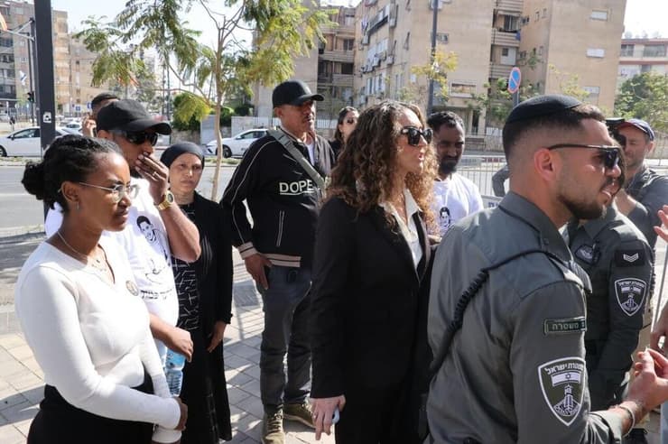 צילום: מוטי קמחי משפחתו של ימנו זלקה ז"ל מחוץ לבית המשפט המחוזי בלוד
