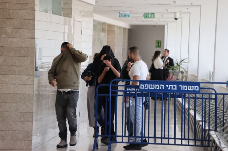 צילום: מוטי קמחי משפחות הנאשמים ברצח ימנו ז"ל בבימ"ש בלוד