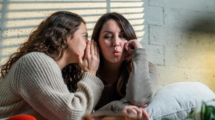 "נשים תמיד אומרות לנשים לזרוק את הזאב הרע" (צילום: Shutterstock) סוד בין חברות
