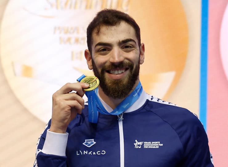דדאון והמדליה (צילום בחסות הוועד הפראלימפי הישראלי) עמי דדאון