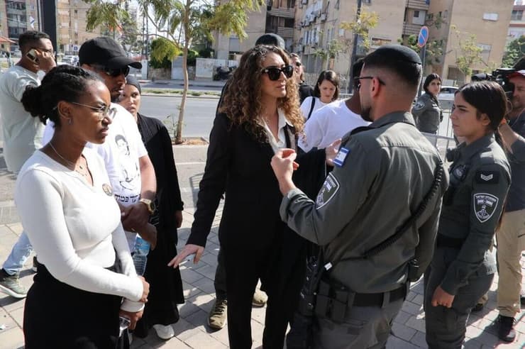 משפחתו של ימנו זלקה ז"ל מחוץ לבית המשפט המחוזי בלוד