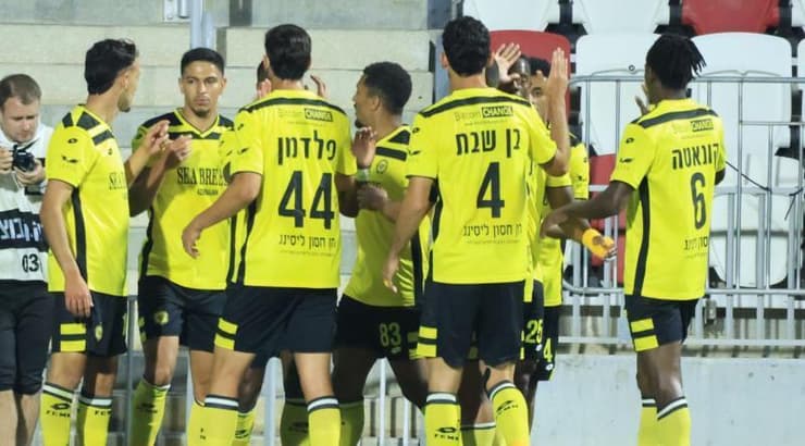 שחקני מכבי נתניה חוגגים (חג'אג' רחאל) שחקני מכבי נתניה חוגגים