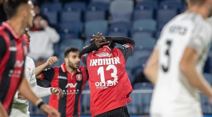 ג'ון אוטומאו תופס את הראש אחרי הבעיטה (אורן בן חקון) ג'ון אוטומאו תופס את הראש אחרי הבעיטה