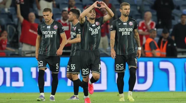שחקני הפועל חיפה חוגגים (עמרי שטיין) שחקני הפועל חיפה חוגגים