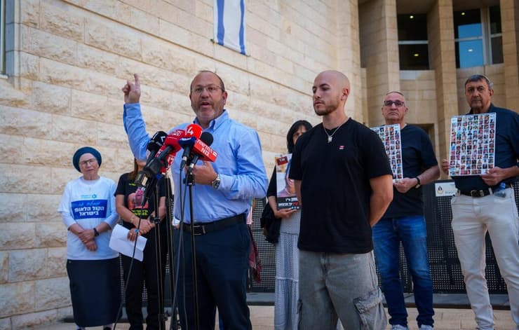 צביקה ואיתן מור בהצהרה מחוץ לדיון בעליון